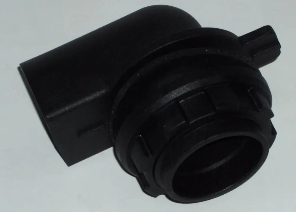 Black plastic connector with a rounded design, typically used in heating systems, likely part of a Daikin product line for efficient installation.